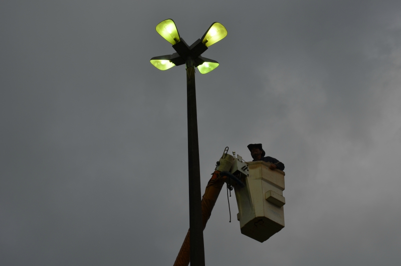 Poste é ligado na Praça do Pq Alvamar II